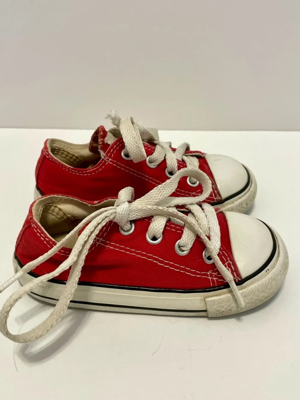 Converse All Star Chuck Taylor Classic Low Top Kids Sneakers Youth Size 6 Red
